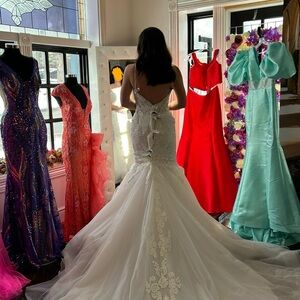 Elegant White Lace Wedding Gown